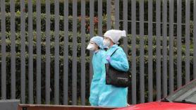 Dos trabajadoras protegidas pasean junto a una residencia mayores en el barrio de Vallecas. EP