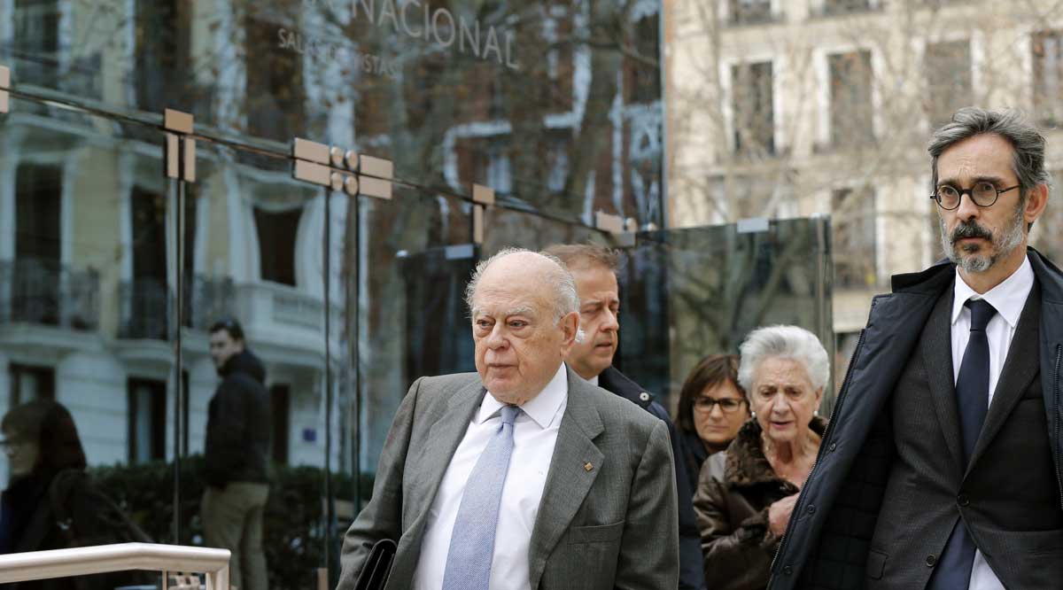 El expresident de la Generalitat Jordi Pujol, acompañado de su abogado Cristóbal Martell,d., y su esposa, Marta Ferrusola.