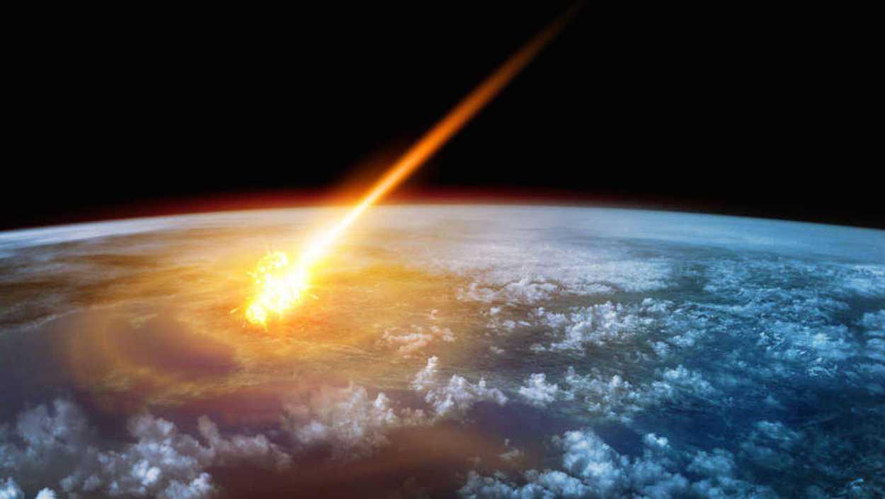 Simulación por ordenador de un meteorito precipitándose sobre la Tierra. RTVE.ES