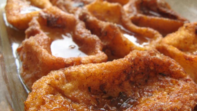 Los ingredientes básicos para la receta de torrijas, el postre más popular de la Semana Santa, con pan duro, aceite, leche y azúcar