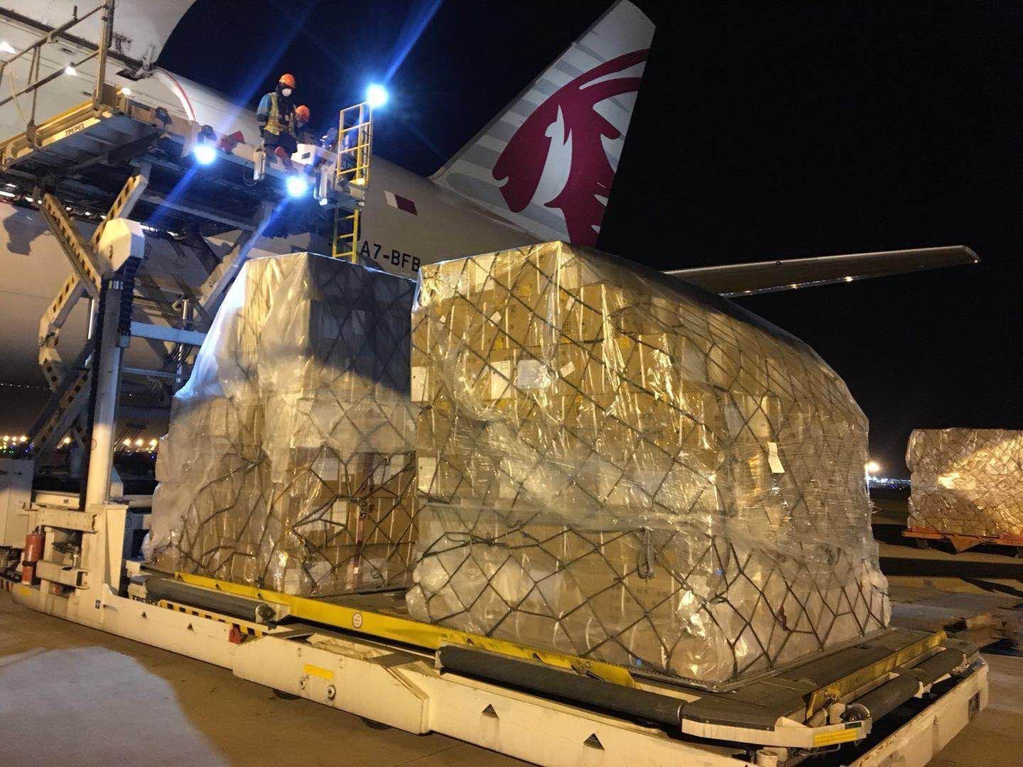 El primer avión de Ayuso llega 11 días tarde, sin información y ...