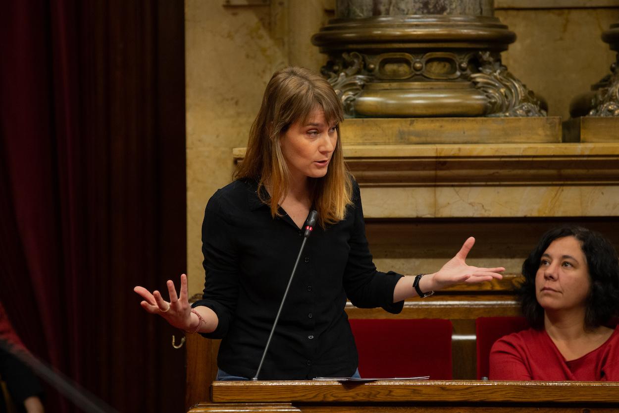 La líder de los comuns en el Parlament, Jéssica Albiach, interviene desde su escaño en una sesión plenaria en el Parlamento de Cataluña
