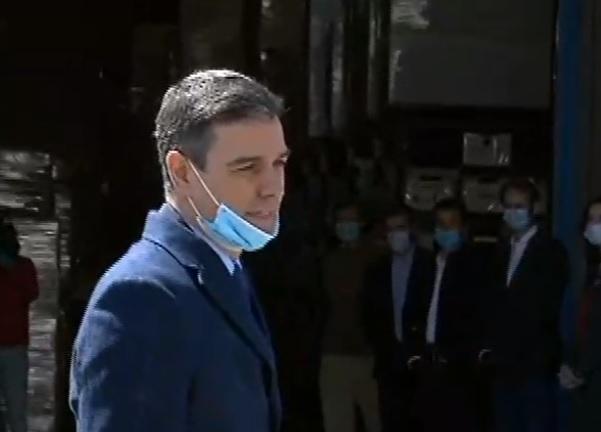 Pedro Sánchez visita a una fábrica de respiradores en Móstoles
