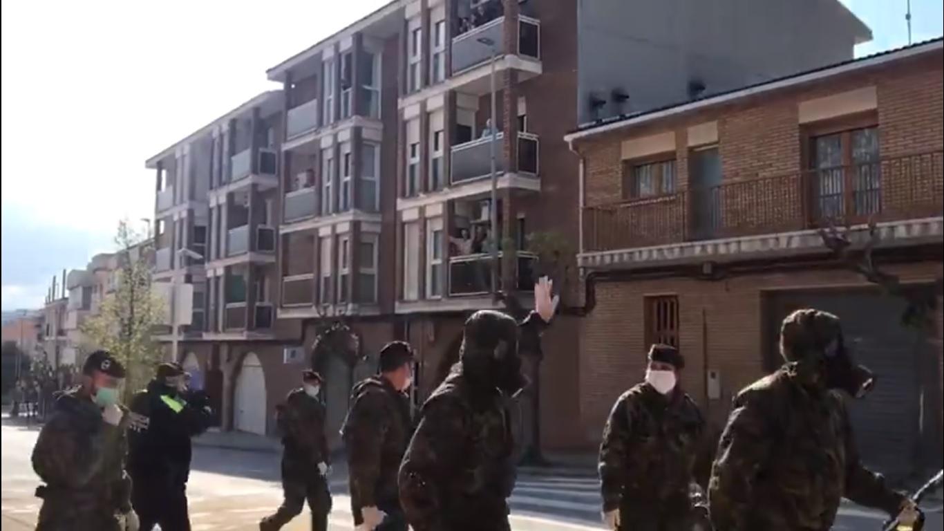 Militares reciben aplausos de vecinos de un municipio de Barcelona / TWITTER