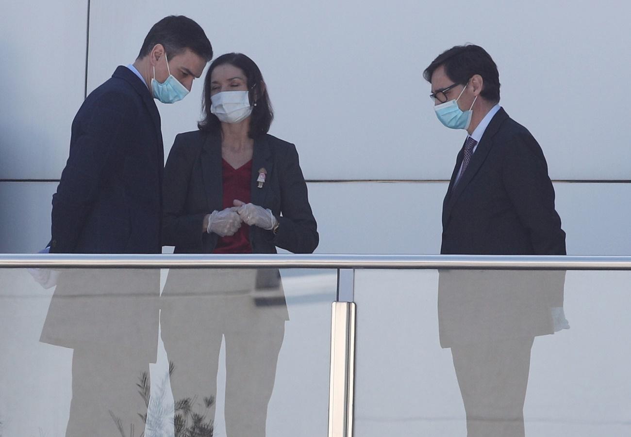 Pedro Sánchez junto a la ministra de Industria y al de Sanidad. 