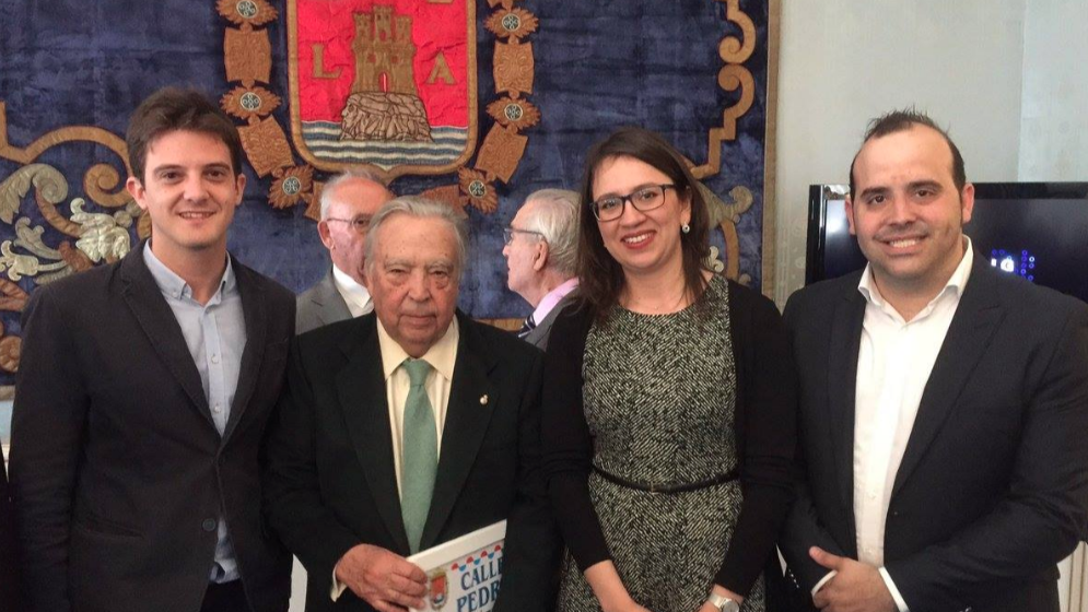 Juanfran Escudero (derecha) junto a compañeros de Cs y el histórico entrenador de baloncesto, Pedro Ferrándiz