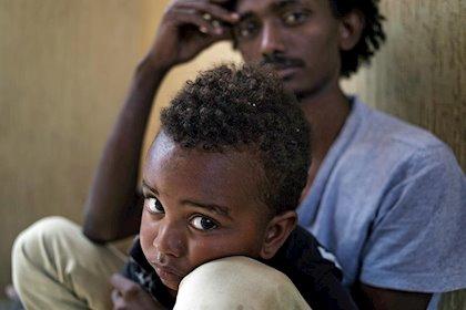 Un niño y un hombre africano. Fuente: Europa Press.