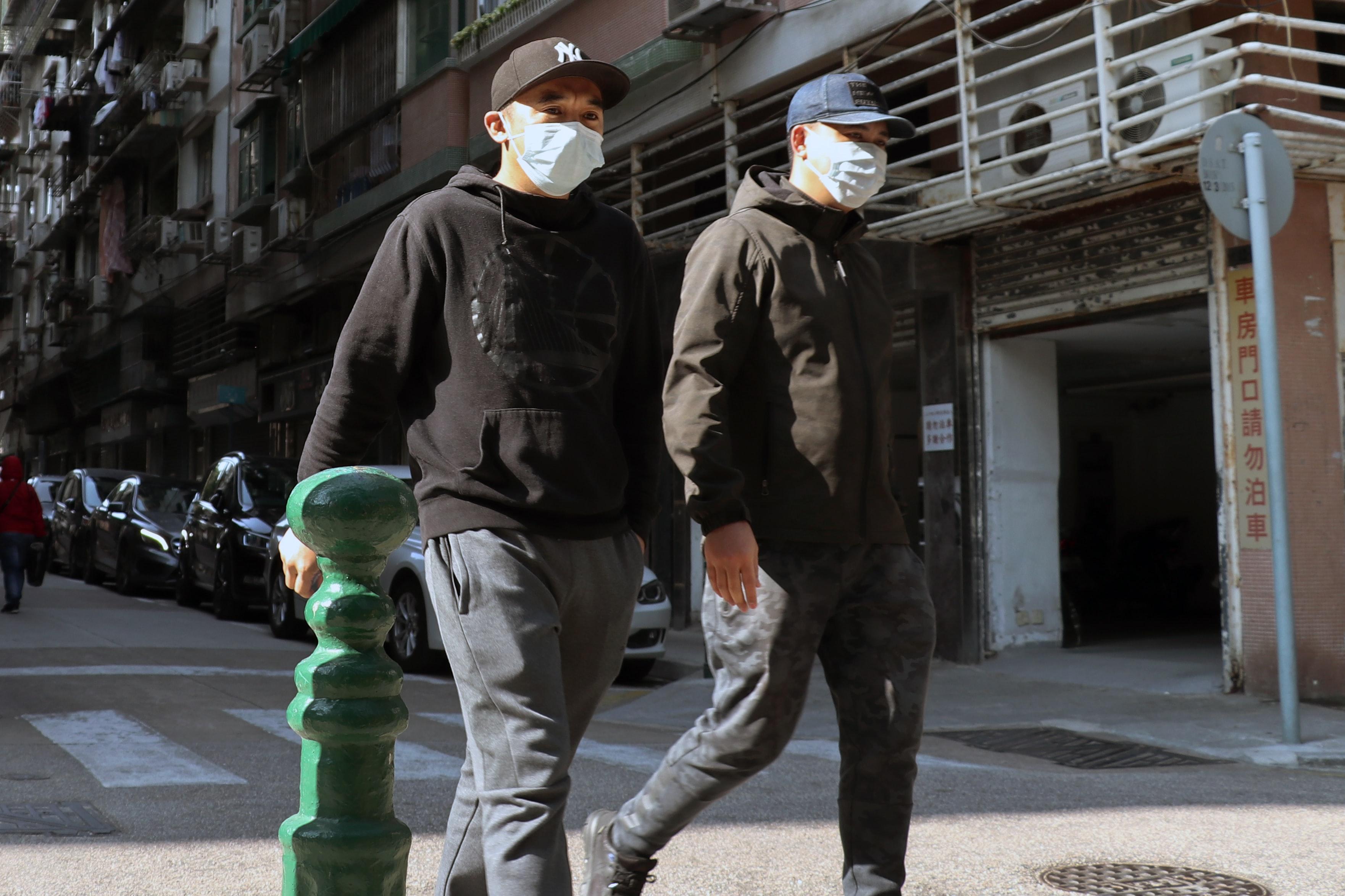 Dos personas con mascarillas. Macau Photo Agency para Unsplash