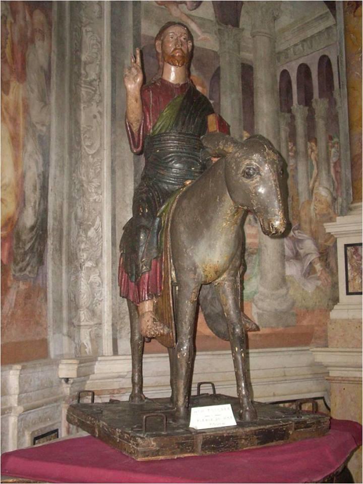 Se llegó a decir que en el interior de la escultura conocida como La muletta, en Verona, se encontraba la piel del burro de Jerusalén.