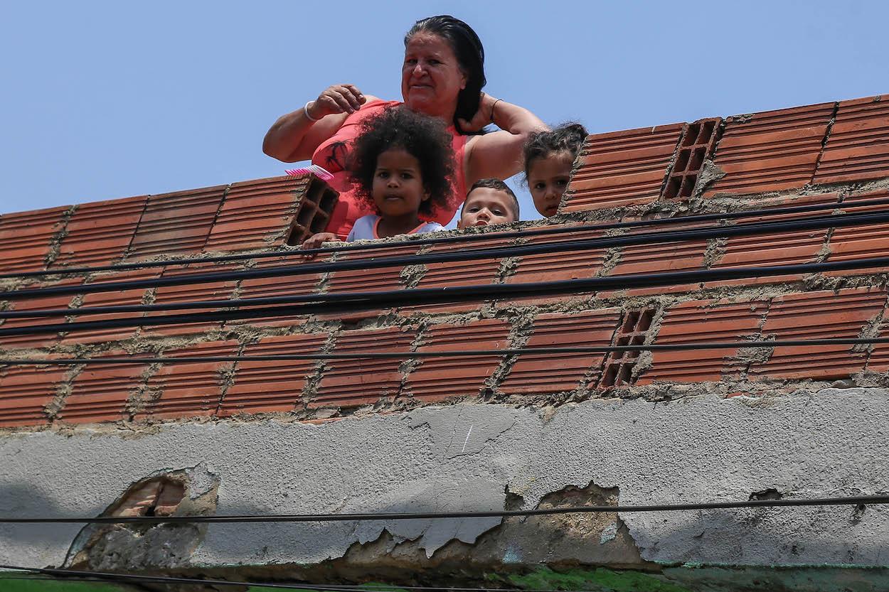 Una mujer colombiana mirando desde su casa en pleno confinamiento