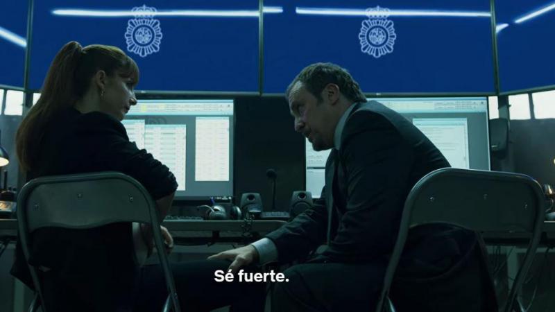 Fotograma de la serie La Casa de Papel en el que se pronuncia la frase "Sé Fuerte" que le dijo Rajoy a Bárcenas
