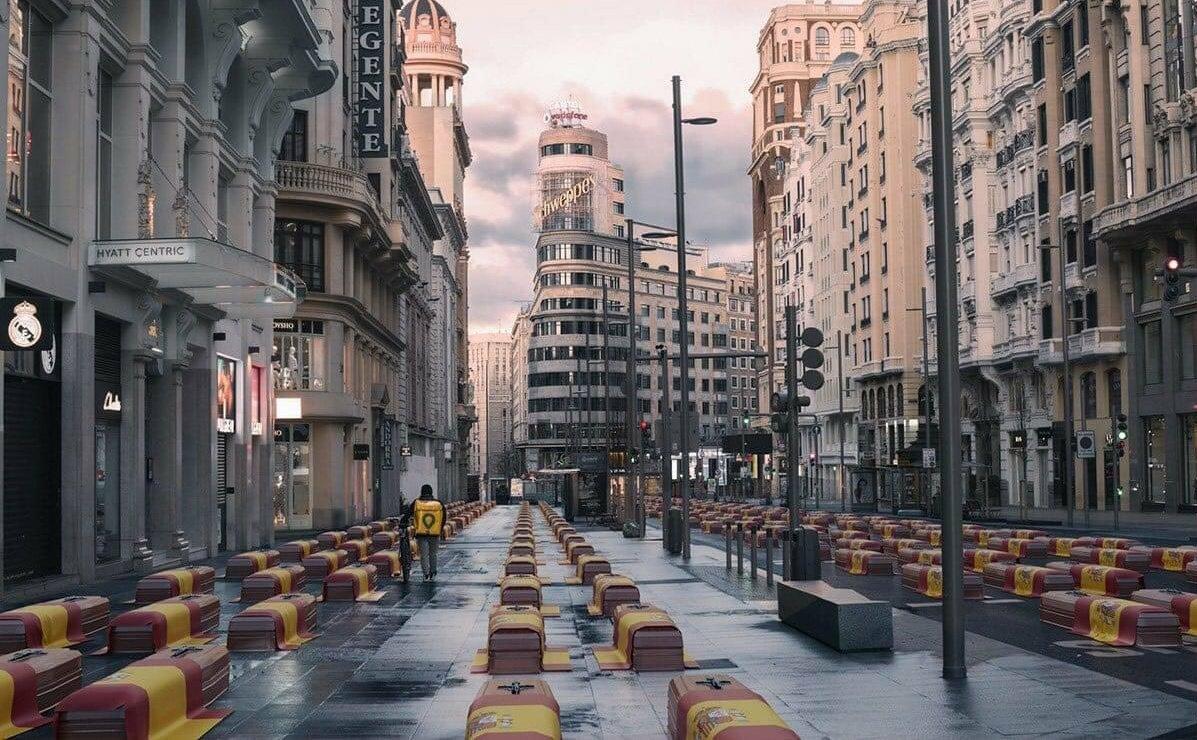 Montaje de la Gran Vía con féretros difundido por Vox. Fuente: Twitter.