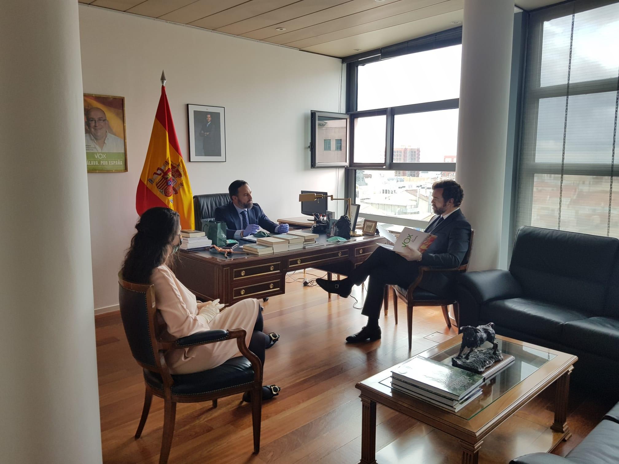 El presidente Vox, Santiago Abascal y el portavoz parlamentario Iván Espinosa en el despacho del primero. EP