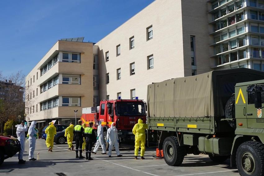 La UME lleva a cabo desinfecciones y limpiezas en una residencia de ancianos de Sant Joan Despí (Barcelona).