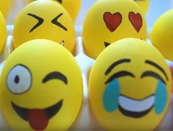 Huevos de Pascua pintado como emojis o emoticonos. Ideas para decorar huevos de pascua con niños