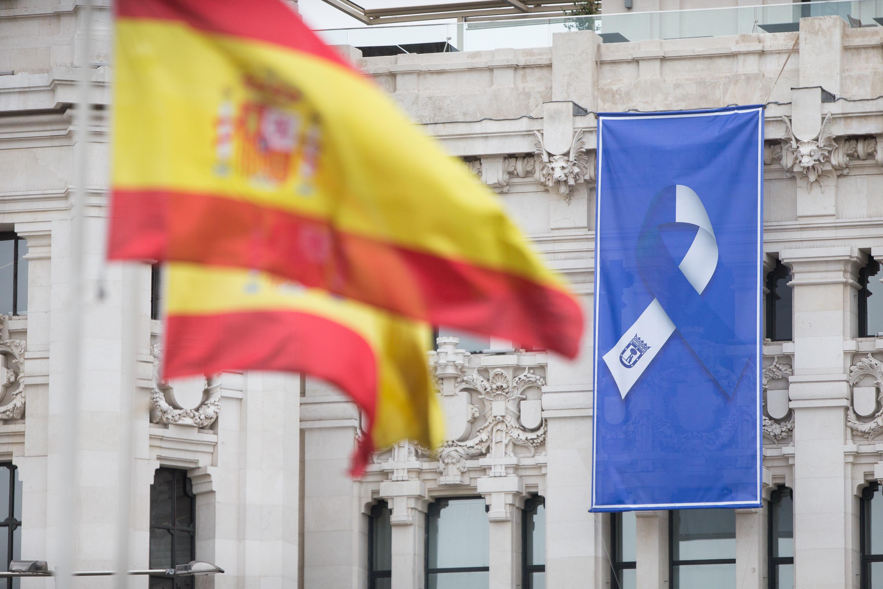 Bandera de España en la Fuente de Cibeles y bandera con el lazo que simboliza la lucha unida del pueblo de Madrid en la fachada del Ayuntamiento. Europa Press