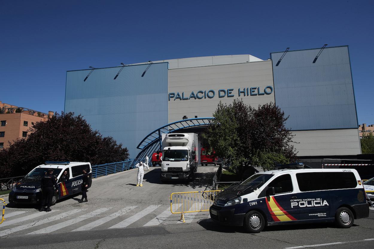 Policías nacionales escoltan las inmediaciones del Palacio de Hielo