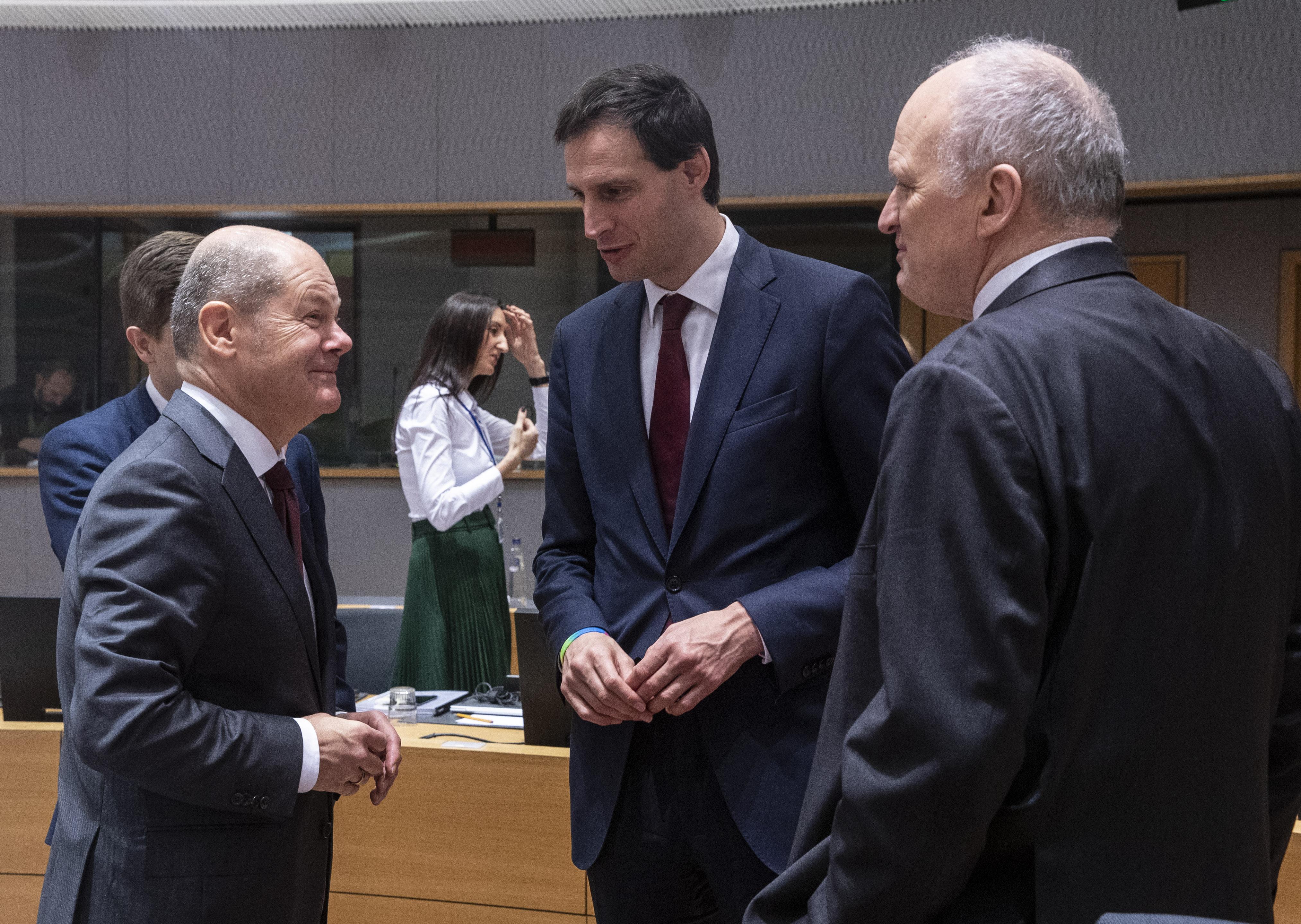 Wopke Hoekstra, ministro de Finanzas de Países Bajos y  Olaf Scholz, ministro de Finanzas de Alemania en una reunión anterior del Eurogrupo