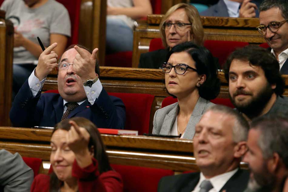 Miquel Iceta, protestando en el Parlament por la tramitaciñon de la Ley de Transitoriedad Jurídica el pasado mes de septiembre.