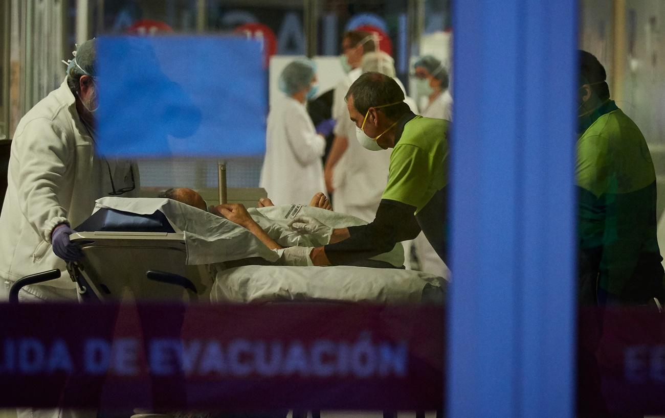 Personal sanitario de Urgencias del  Hospital de Navarra atiende a un paciente