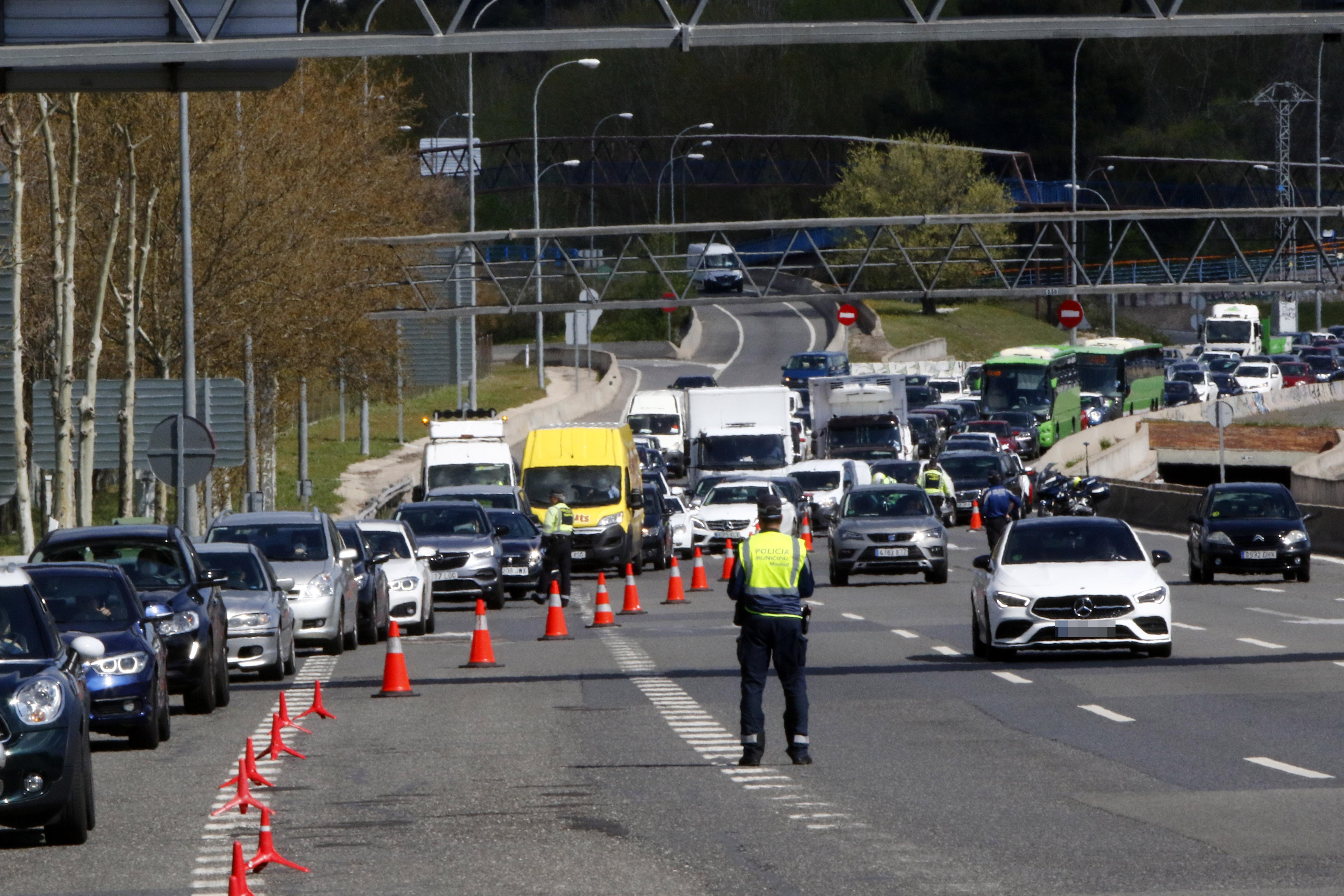 Retenciones en la autopista A6 tras intensificarse controles policiales por el estado alarma. EP