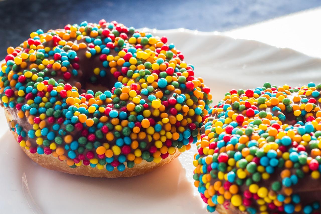 Puedes decorar los donuts con todo tipo de chocolates o frutos secos