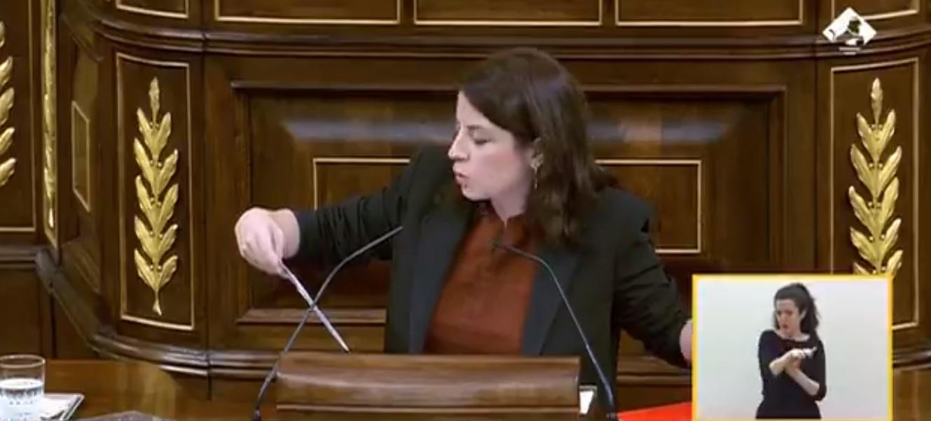 Instantánea en la que Adriana Lastra le muestra la carta a Pablo Casado. Fuente: Youtube.