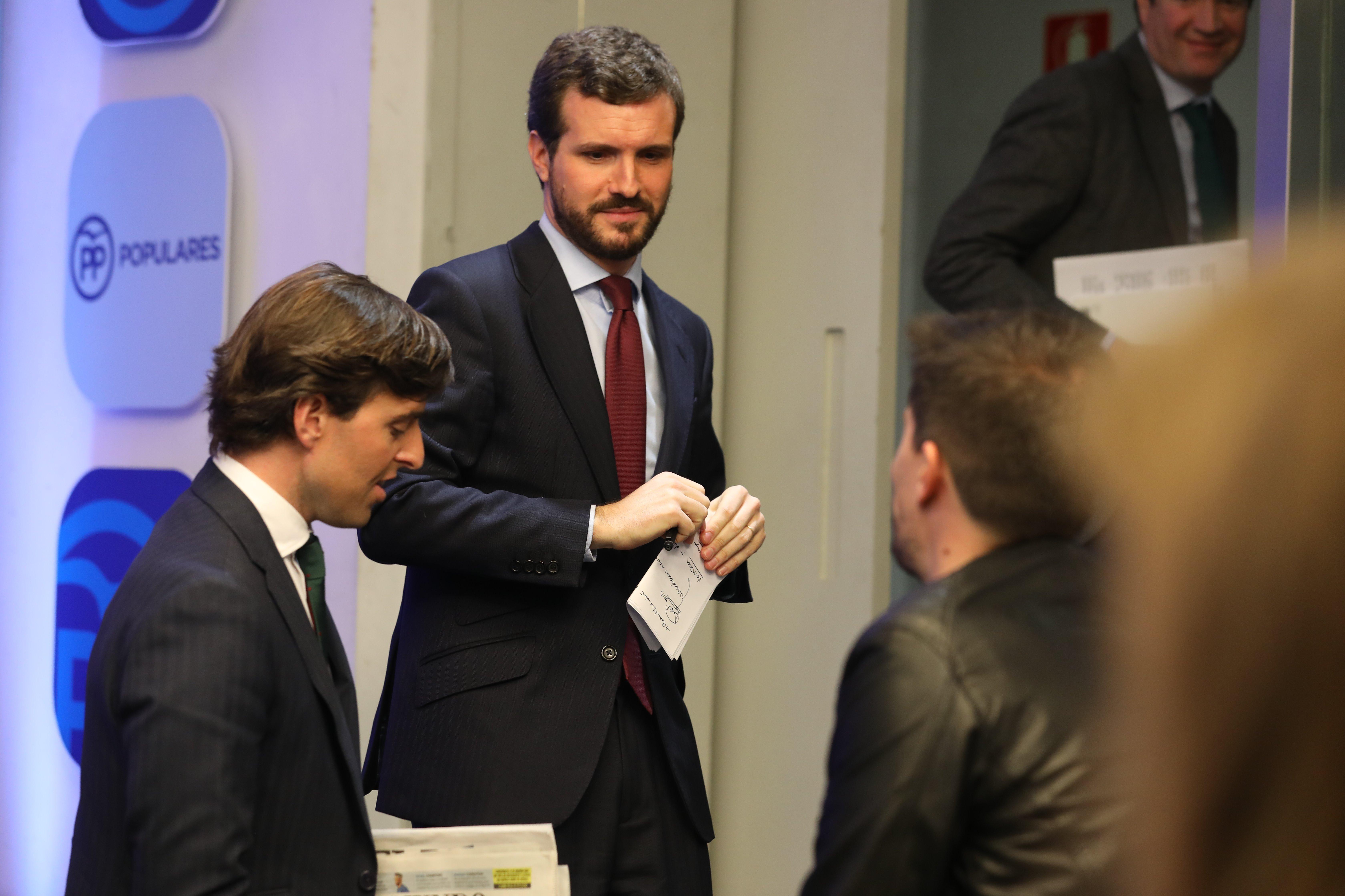 El vicesecretario de Comunicación del PP, Pablo Montesinos, y el presidente del PP, Pablo Casado. Fuente: EP.