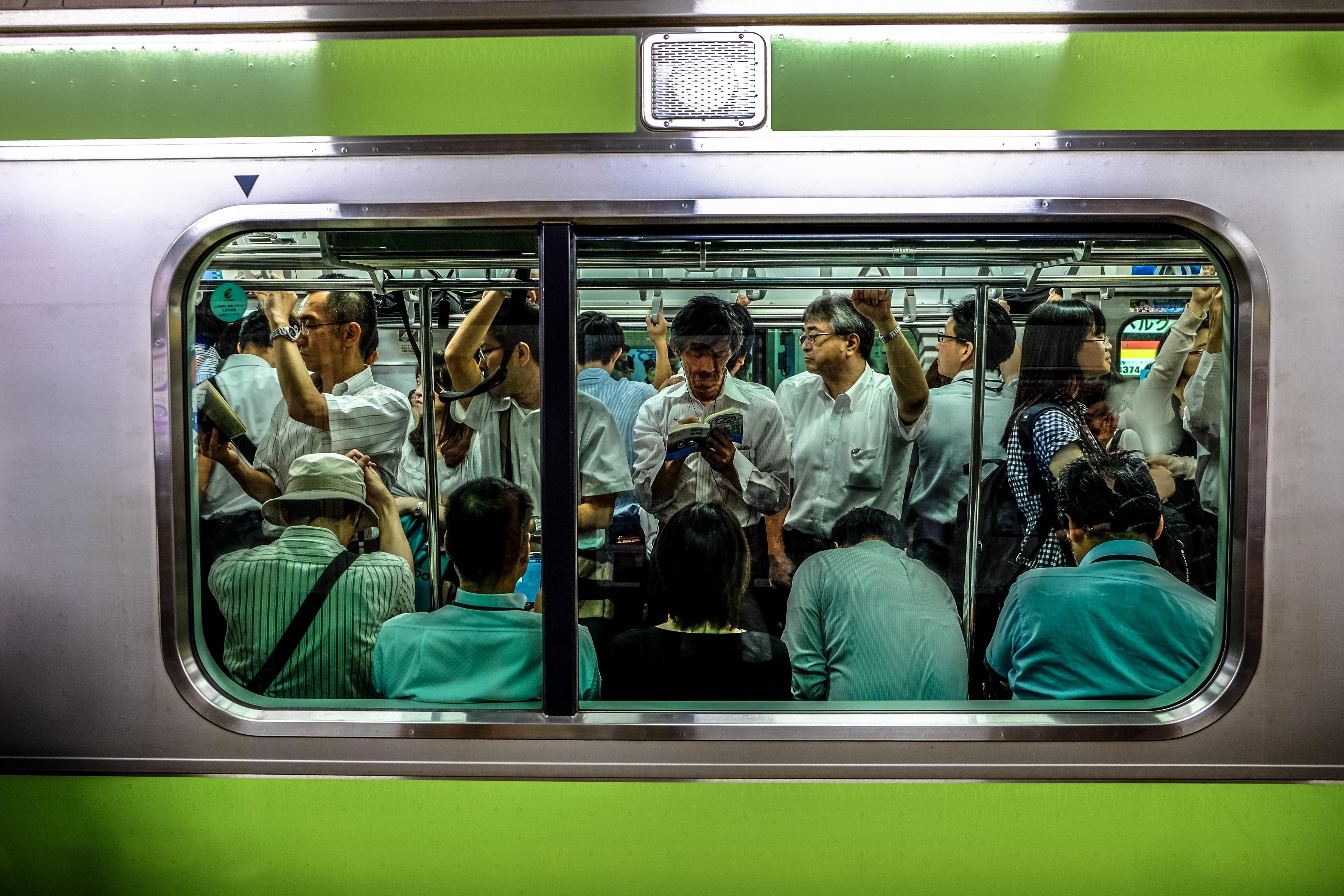 Personas en un metro de Japón. Francesco Ungaro para Unsplash