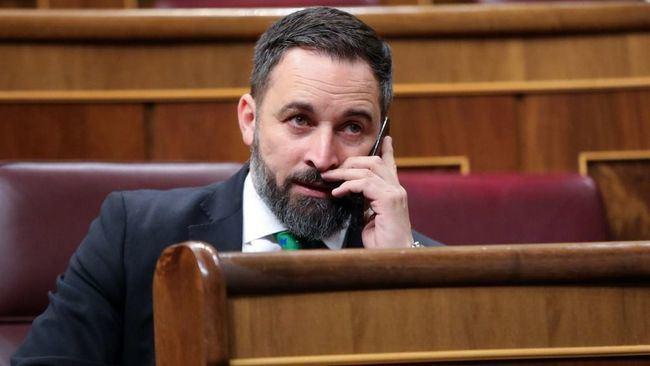 El presidente de Vox, Santiago Abascal, hablando por teléfono durante una sesión del Congreso. Fuente: Europa Press.