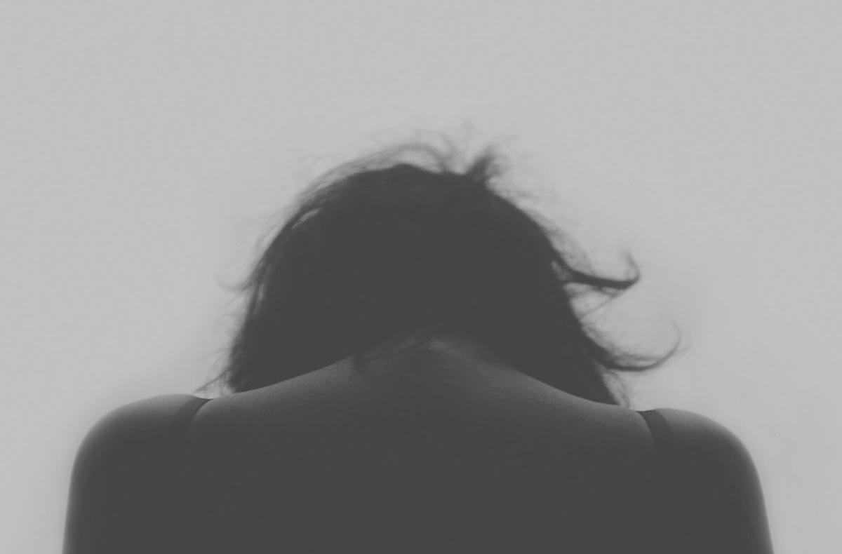 Mujer de espaldas (Fuente: Pixabay)