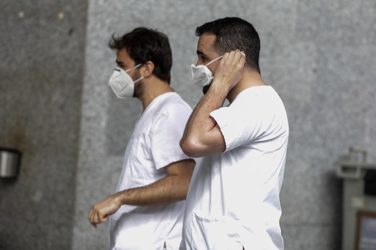 Sanitarios del hospital de campaña montado en IFEMA