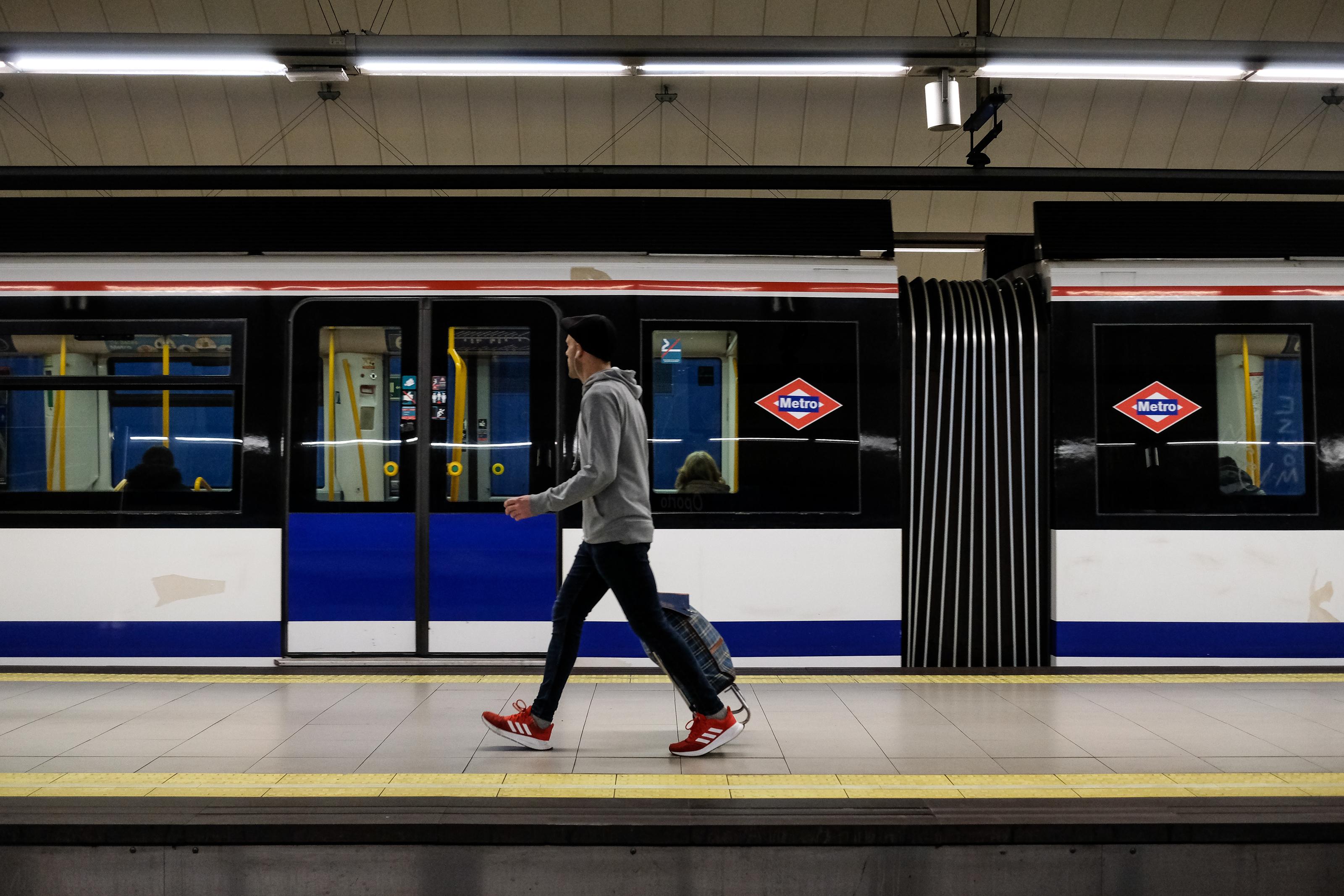 Un usuario espera en uno de los andenes de Metro de Madrid