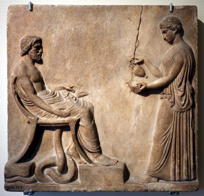 El dios Asclepio también era capaz de resucitar difuntos.