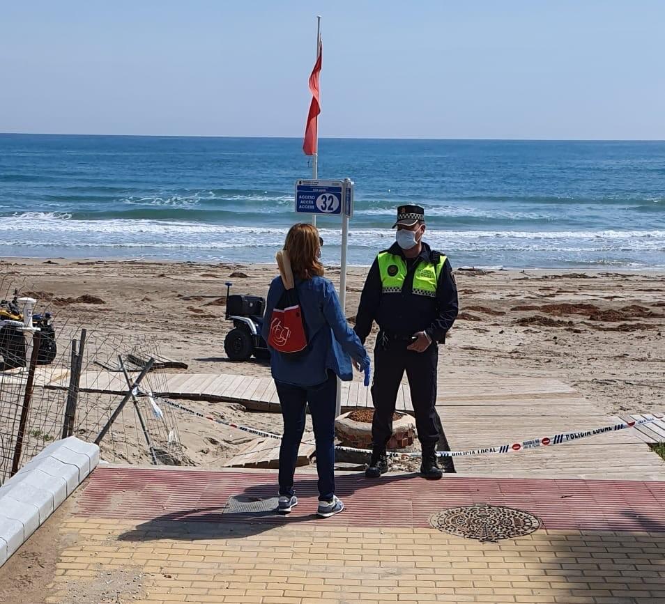 Un agente de la Policía Local en un operativo para hacer frente al Covid-19