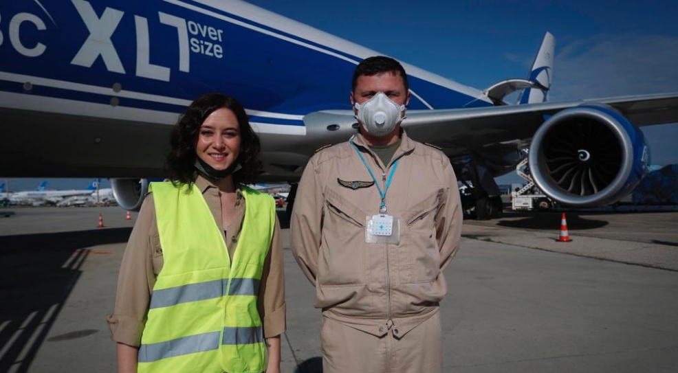 Isabel Díaz Ayuso posa junto a un avión llegado de China con material sanitario