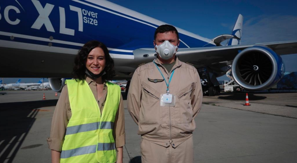 Isabel Díaz Ayuso posa junto a un avión llegado de China con material sanitario. EP