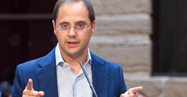 César Luena: “Hay que estar en política sólo para ser útiles”