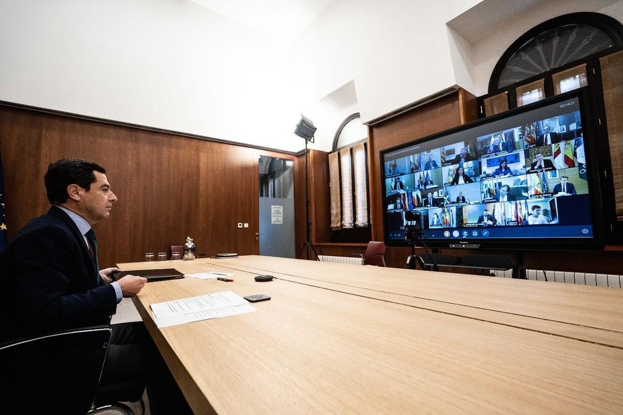 Juanma Moreno, en la conferencia telemática de los presidentes autonómicos con Pedro Sánchez.