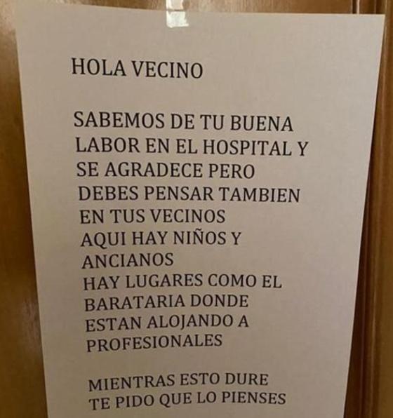 Cartel colgado en la puerta de la vivienda del médico