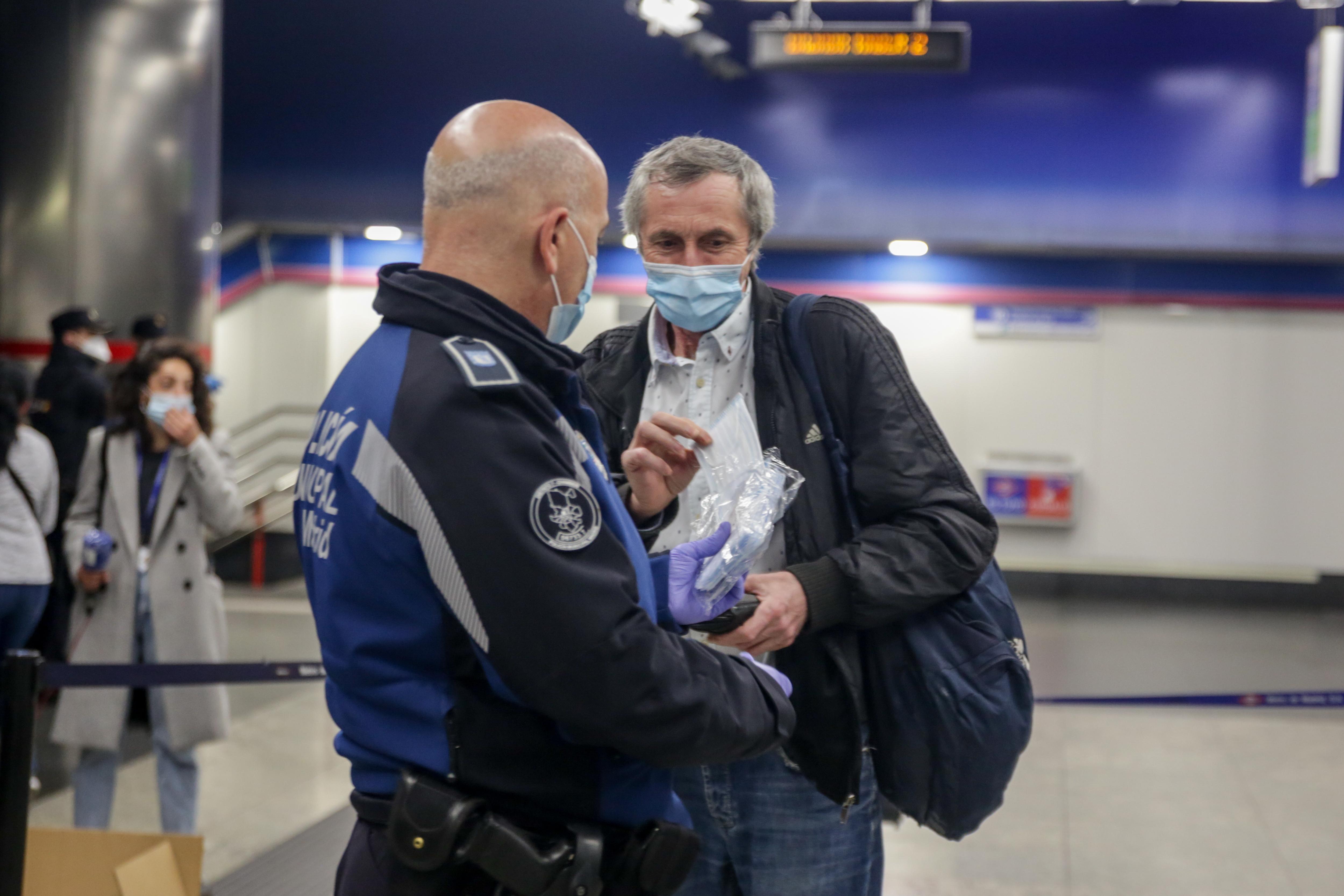 La policía nacional entrega mascarillas en el Metro de Madrid / EuropaPress