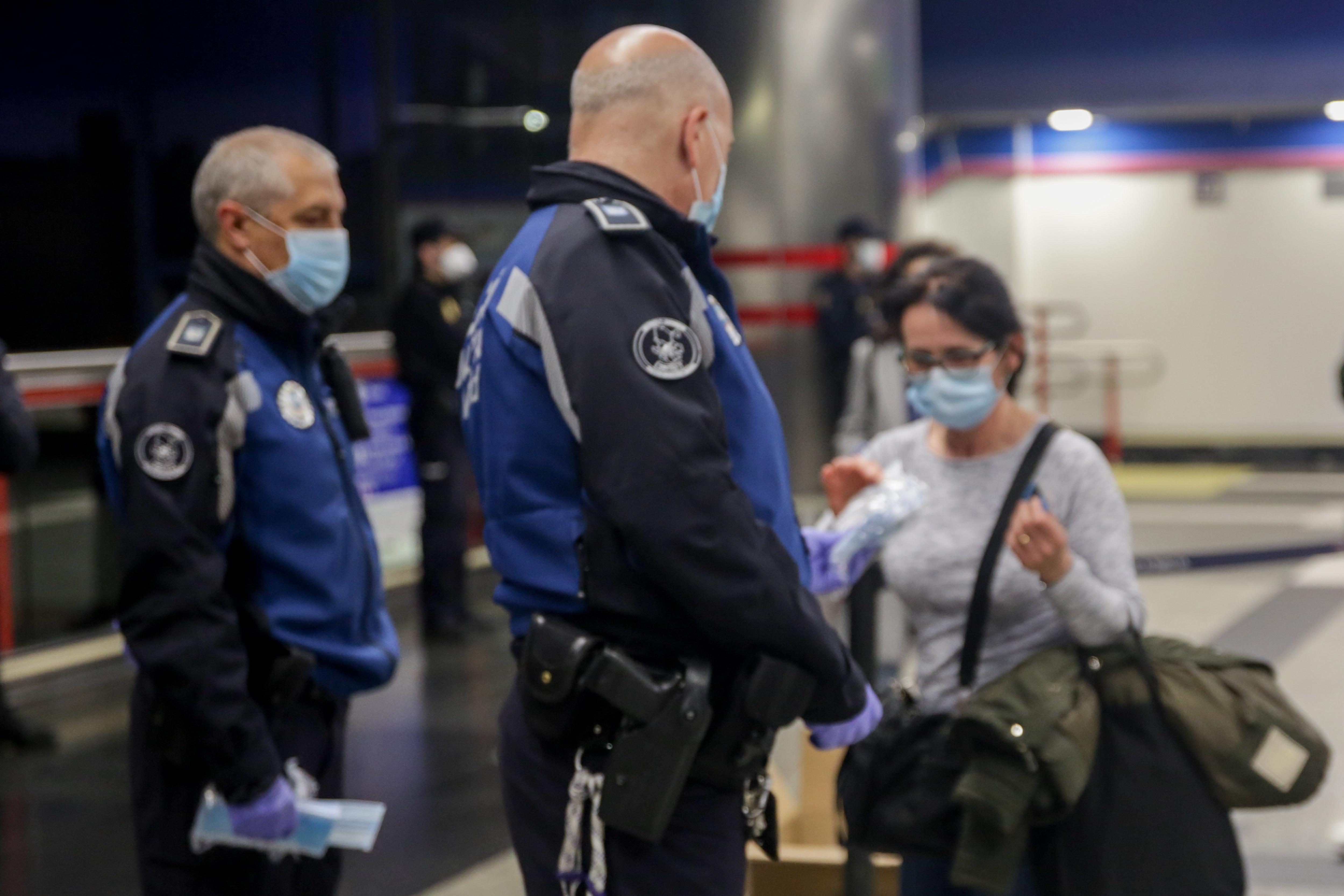 La policía nacional entrega mascarillas en el Metro de Madrid / EuropaPress