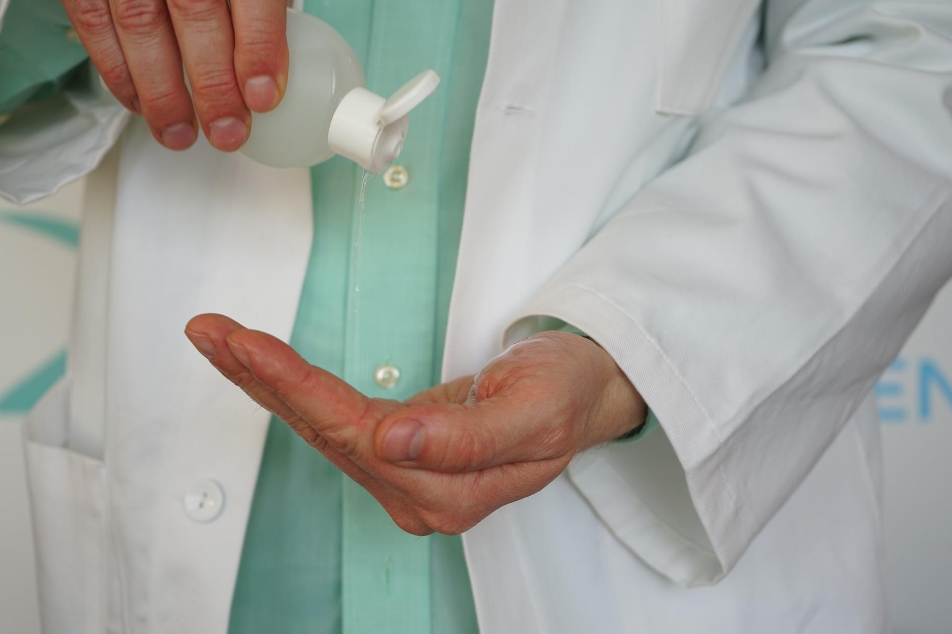 Un doctor se desinfecta las manos. Fuente: Pixabay.