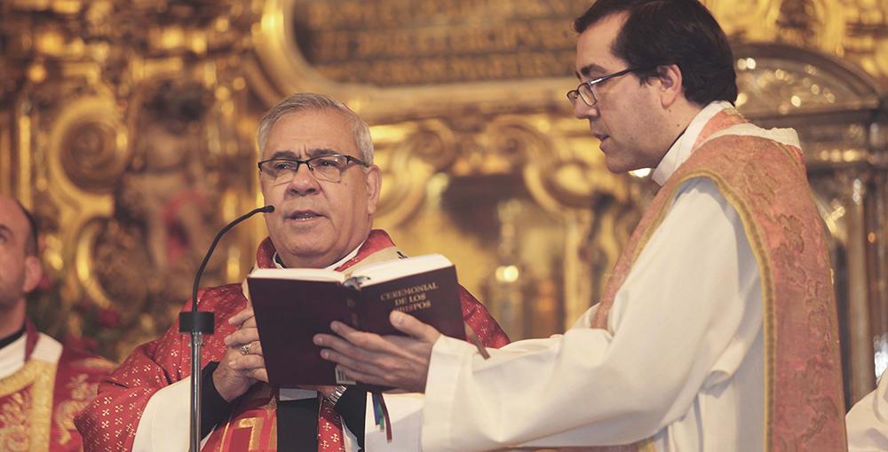 El arzopisbo de Granada, Francisco Javier Martínez, oficiando una misa en la Catedral.