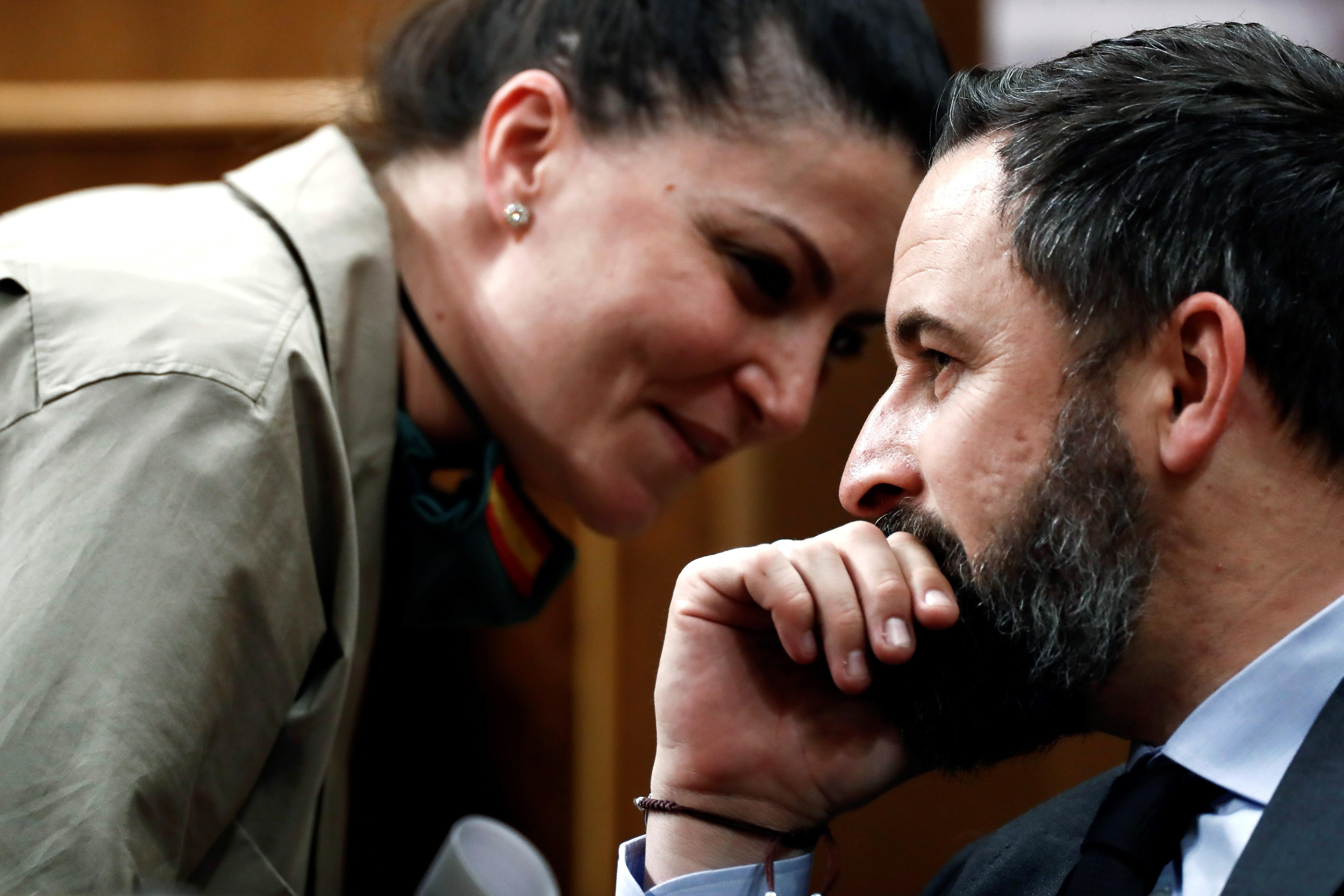 El líder y exportavoz de Vox, Santiago Abascal y Macarena Olona, respectivamente, en el Congreso. EP