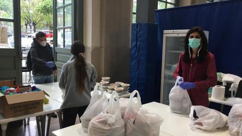 La fundación Formació i Treball sigue repartiendo comida entre los más necesitados La fundación Formació i Treball sigue repartiendo comida entre los más necesitados