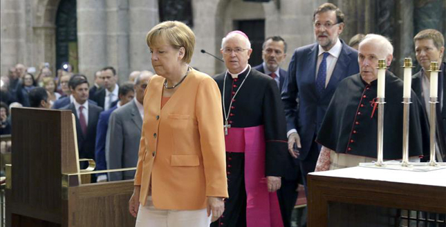 Rajoy y Merkel apuran su entrada a la Catedral de Santiago para evitar una manifestación 