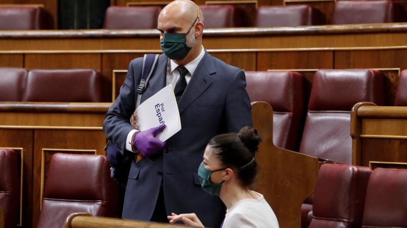 Víctor Sánchez del Real junto a Macarena Olona en el Congreso de los Diputados antes de la sesión de control al Gobierno. Europa Press.
