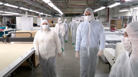 Pedro Sánchez visita un taller de El Corte Inglés