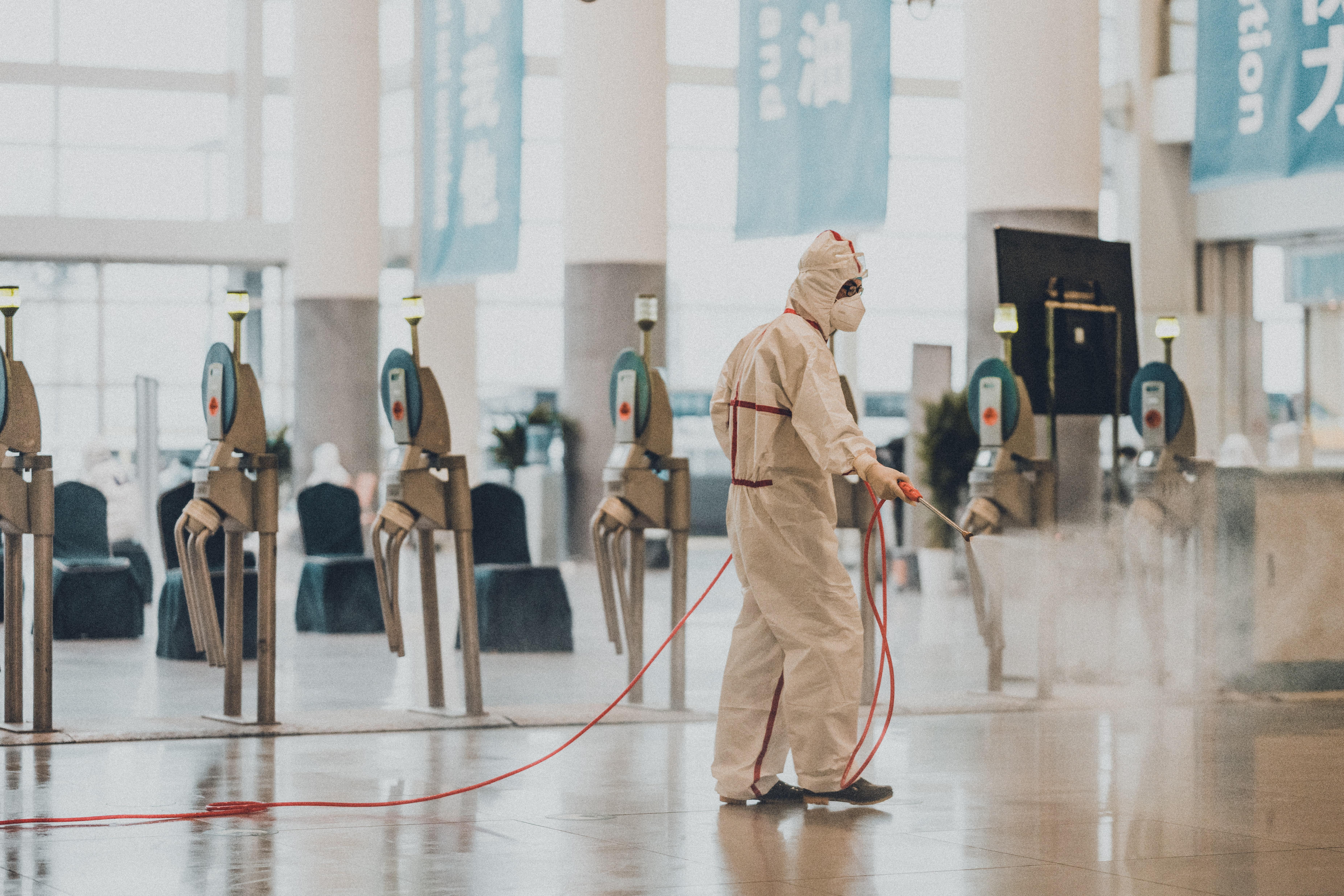 Fuerzas de seguridad desinfectando un edificio. Tedward Quinn para Unsplash